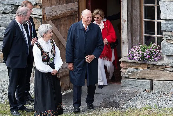 King Harald and Queen Sonja visited Jondal, Odda, Granvin, Ulvik and Askøy municipalities in Hordaland,with the Royal ship