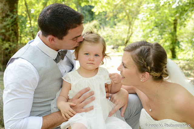 photo famille mariés avec petite fille