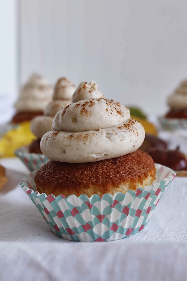 Cupcakes de vainilla rellenos de chocolate con buttercream de castañas
