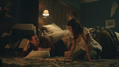 James McAvoy (James More) y Alicia Vikander (Danielle Flinders)