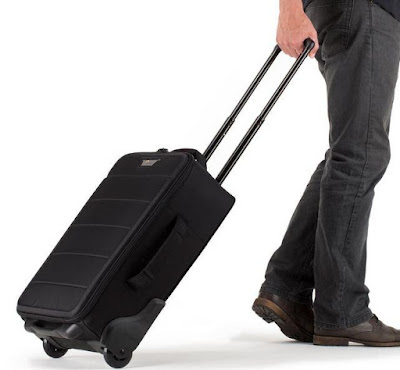 Cara membawa tas kamera model rolling case Cara membawa tas kamera model rolling case