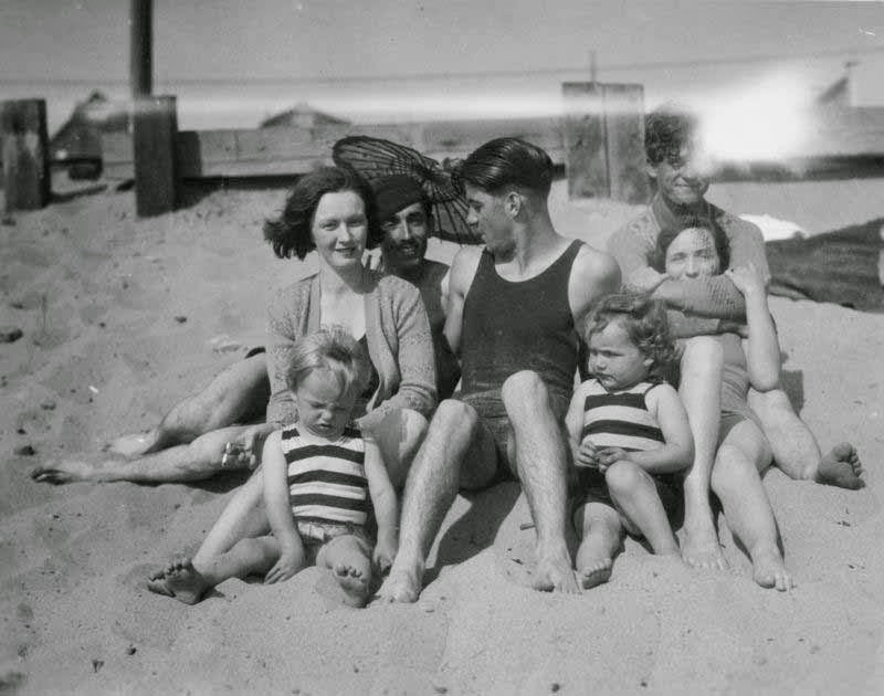 Rare Photos of 3YearOld Norma Jeane (aka Marilyn Monroe) With Her