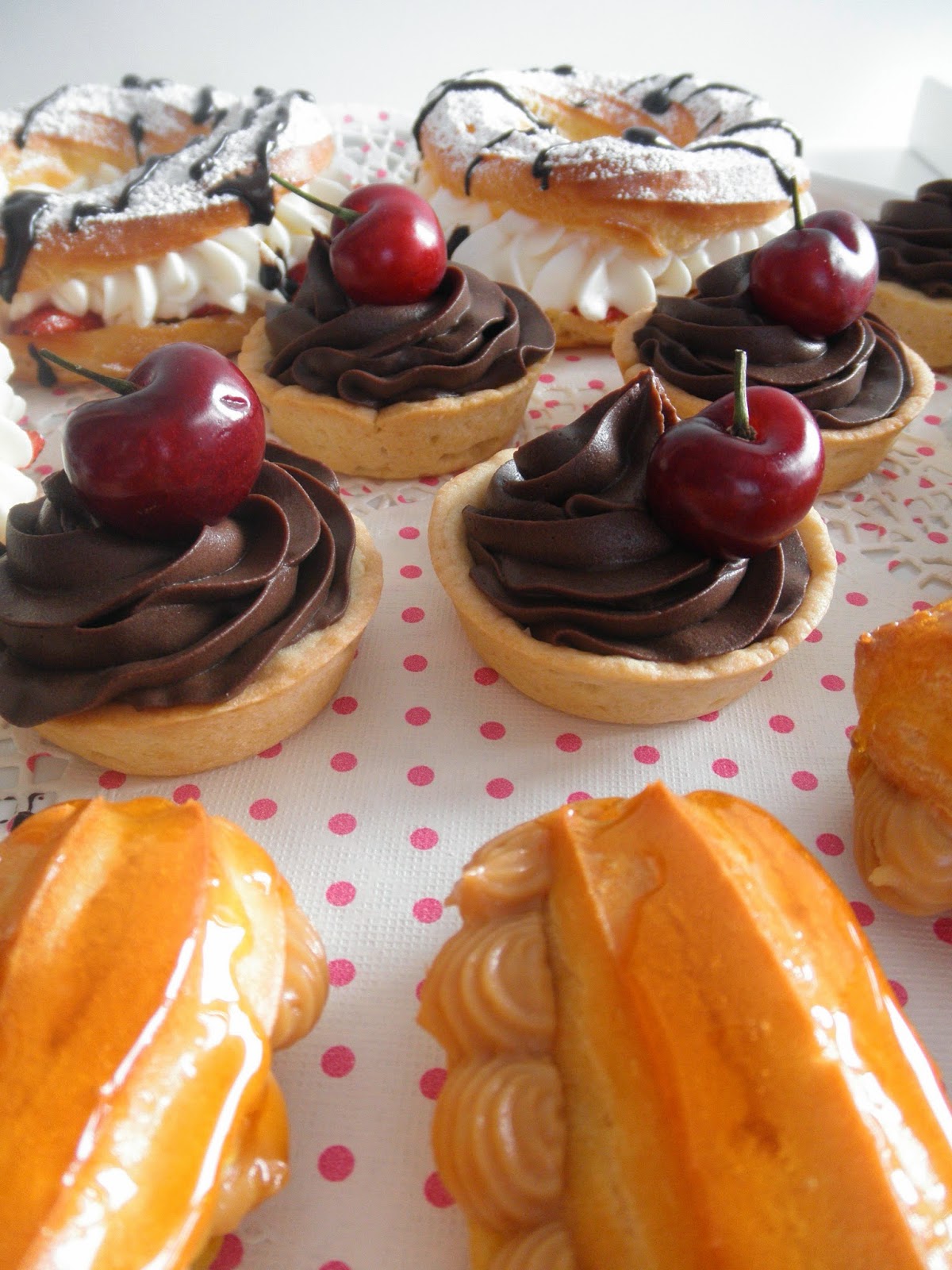 Los Dulces de Choco: Surtido de pequeños pasteles. ¡Ideales para merendar  en buena compañía!.