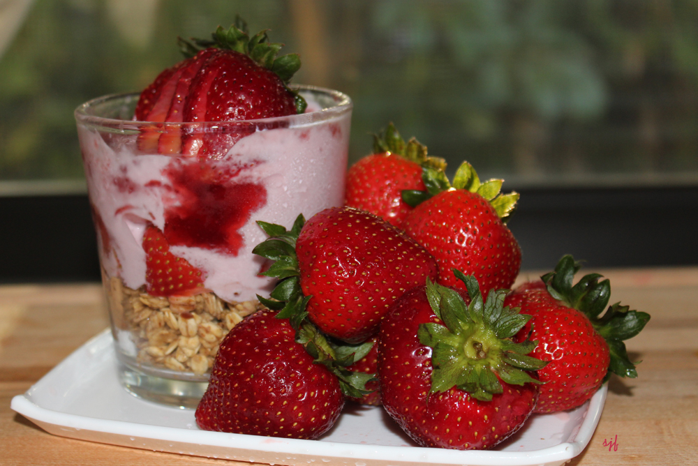 1/3 cup Light Frozen Strawberry Yogurt 2 Tablespoon Granola 1/4 cup Strawbe...