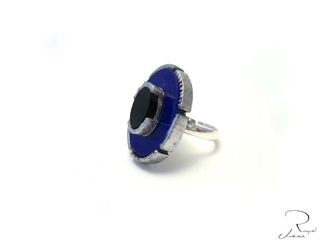 anillo azul y negro