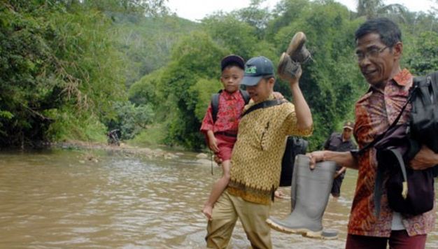 Perjuangan Siswa Sd Ke Sekolah Terpencil Menyeberangi Sungai Blog Pak Pandani