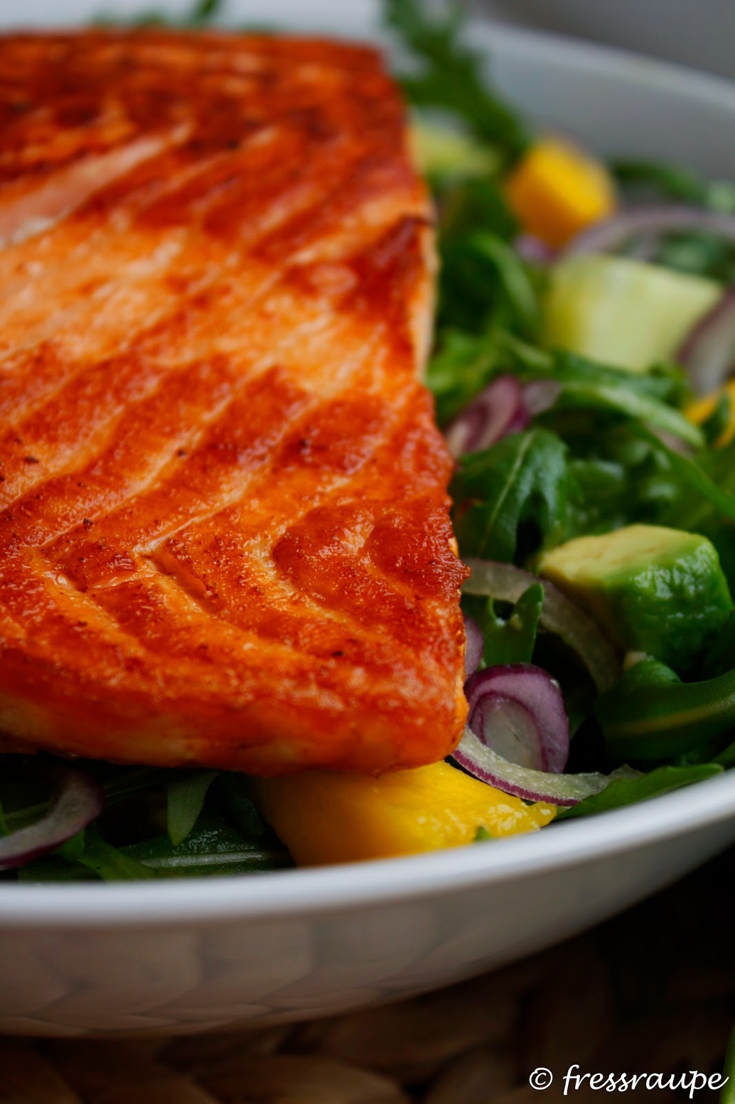 fressraupe: Lachs auf Mango-Avocado-Rucola-Salat