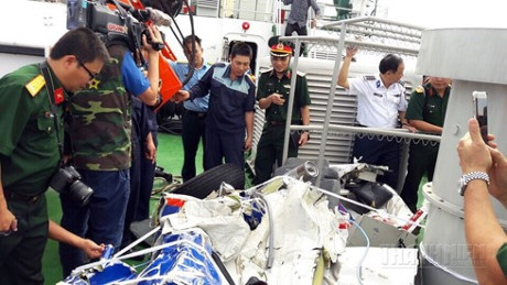 Hinh anh dau tien ve manh vo may bay tuan tham CASA 212 bi roi - Anh 12