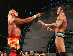 WWE Summerslam 2006 - Hulk Hogan points at Randy Orton