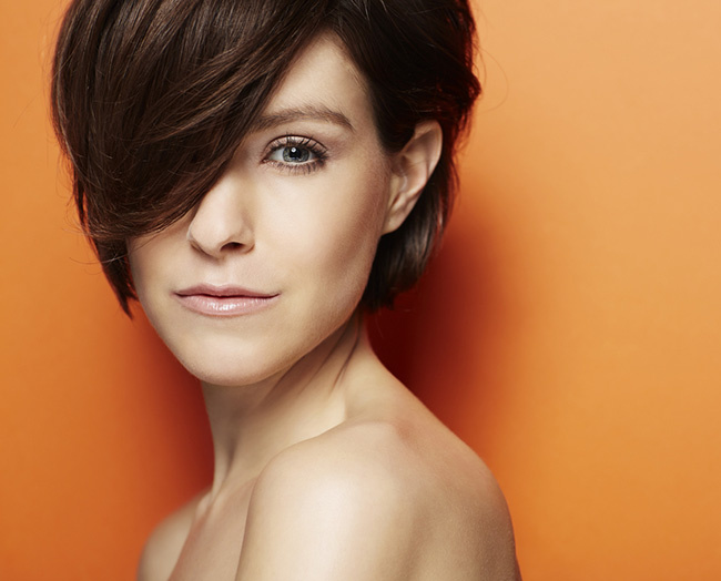 Cheveux Courts Sur Le Cote 4 Coiffures Qui Vous Font Paraitre Plus Jeune Coiffure Cheveux Courts Cheveux