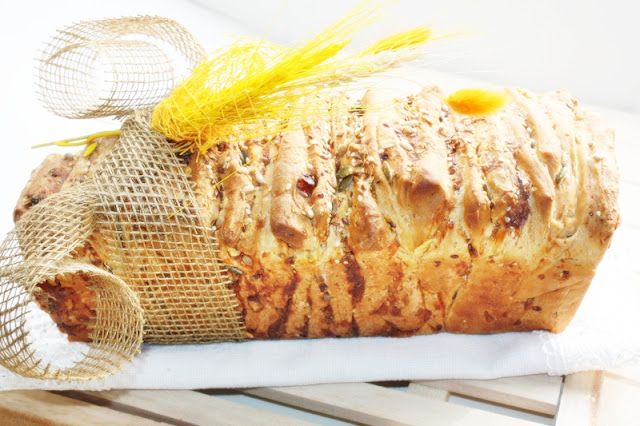 Paine in straturi cu branza si seminte