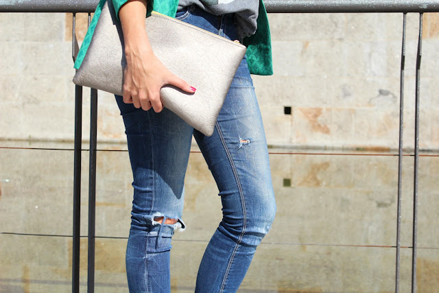 Clutch plateado. Blazer verde de Zara combinada con jeans rotos.