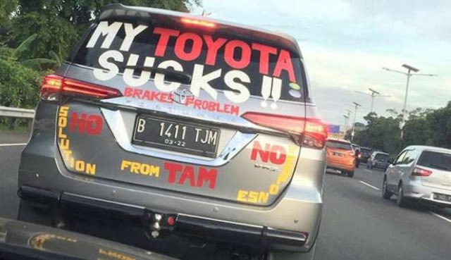 Viral Foto Toyota Fortuner Penuh Stiker Umpatan, Anda Bisa Menduga Kenapa?