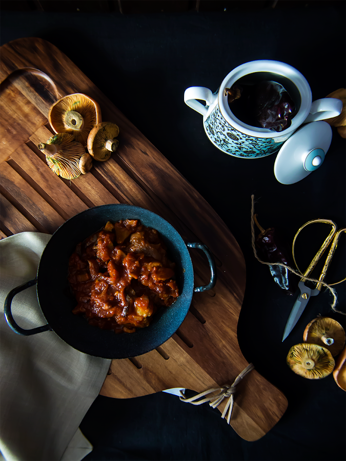 Manitas de cerdo en salsa con setas