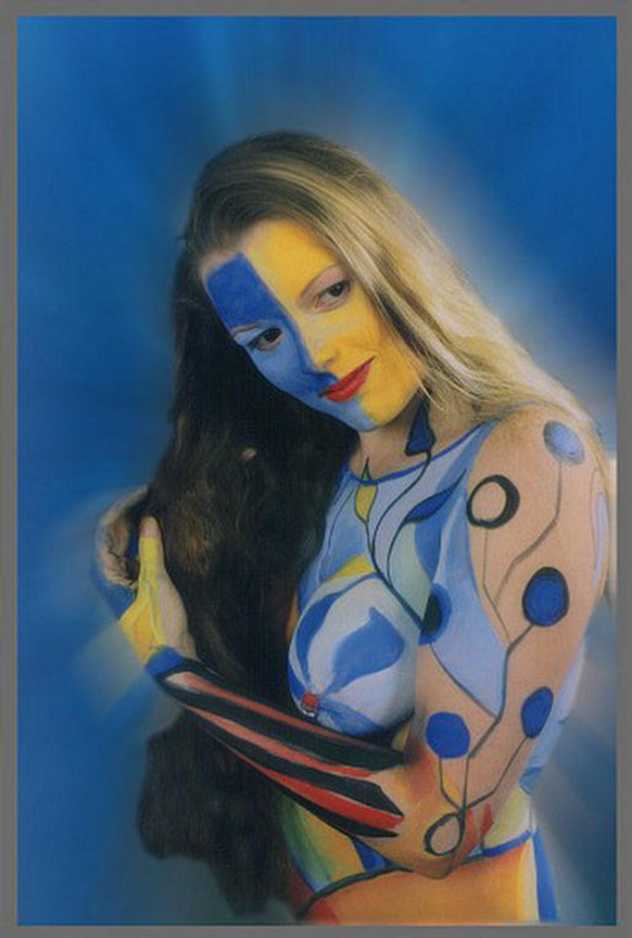 nudes girl: Wimmens in body paint.