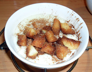 Poleá con canela y pan frito