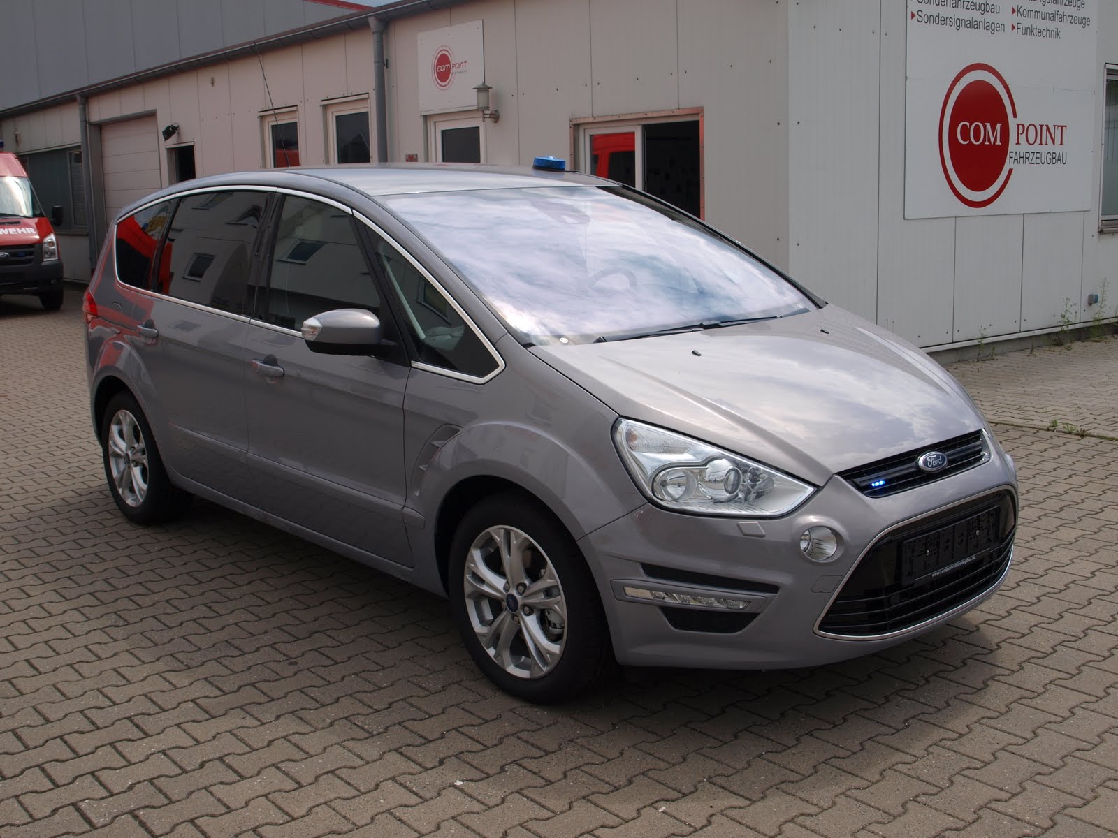 ziviles Einsatzfahrzeug Ford S-Max – COMPOINT Fahrzeugbau