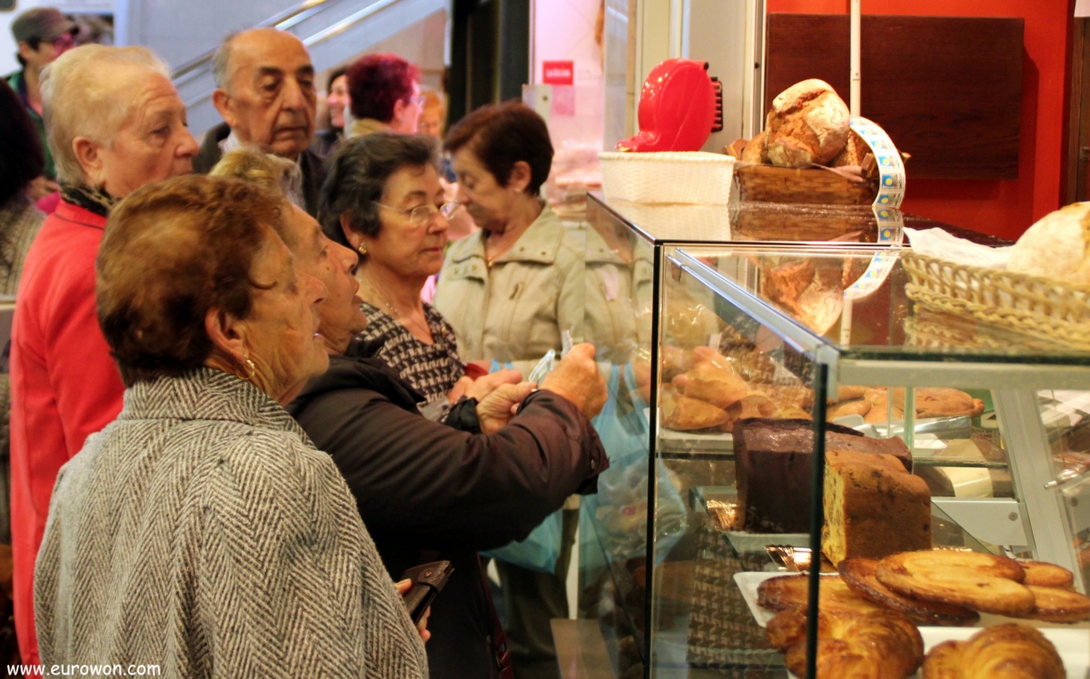 Mujeres comprando pan en Vigo