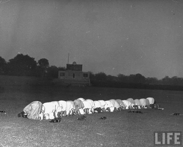 MUslim+worshippers+praying+at+sunset+-+Maghrib,+India+May+1946