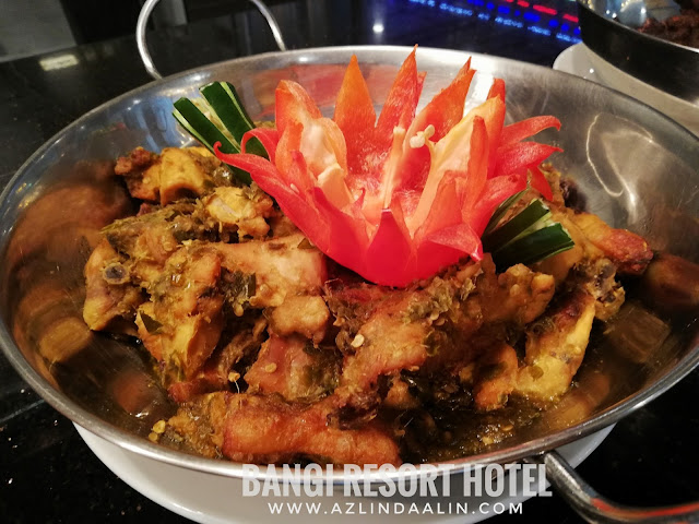 BUFFET CAHAYA RAMADAN 2019 BUKA PUASA DI BANGI RESORT HOTEL - Bila tibanya bulan puasa Ramadan, majlis buka puasa secara buffet memang tak asing lagi di negara kita ini. Jadi ! Entri hari ini, mummy Nak kongsikan pada korang BUFFET CAHAYA RAMADAN 2019 BUKA PUASA DI BANGI RESORT HOTEL. BUFFET CAHAYA RAMADAN 2019 BUKA PUASA DI BANGI RESORT HOTEL Mungkin ada yang tercari-cari tempat makan untuk majlis berbuka di sekitar Bangi dan Putrajaya samada berbuka puasa dengan keluarga, kawan sepejabat, sanak saudara atau rakan-rakan. Nak nampak best berbuka puasa secara esklusif ni, memang mummy highly recommended BUFFET CAHAYA RAMADAN 2019 BUKA PUASA DI BANGI RESORT HOTEL BUFFET CAHAYA RAMADAN 2019 BUKA PUASA DI BANGI RESORT HOTEL akan berada di Restoran Funtasia tingkat 1 di Bangi Resort Hotel. Ada yang tanya mummy, hotel baru ke tu?? Tak pernah dengar nama BANGI RESORT HOTEL tu pun. Oh ya ! Kalau korang nak tahu... hotel ni, dulu kala pernah menggunakan nama HOTEL EQUATORIAL BANGI dan juga HOTEL BANGI-PUTRAJAYA. Jangan tanya mummy lelebih kenapa mereka tukar nama ye ! LEBIH 200 SELEKSI PILIHAN MENU BUFFET CAHAYA RAMADAN 2019 BUKA PUASA DI BANGI RESORT HOTEL Kalau korang nak tahu, sebenarnya berbaloi ke BUFFET CAHAYA RAMADAN 2019 BUKA PUASA DI BANGI RESORT HOTEL. Sebab mereka menghidangkan lebih 200 seleksi pilihan menu untuk BUFFET CAHAYA RAMADAN 2019 BUKA PUASA DI BANGI RESORT HOTEL. Banyak,kan ! Jadi bagi sesiapa yang picky eater. Mummy yakin, dalam banyak-banyak menu di sini pasti ada pilihan yang sesuai ! BUFFET CAHAYA RAMADAN 2019 BUKA PUASA DI BANGI RESORT mengetengahkan menu masakan kampung serta antarabangsa. Terdapat bermacam-macam pilihan makanan dari chef-chef yang hebat dari pembuka selera, mee, nasi, pelbagai lauk sehingga ke pemanis mulut Pilihan minuman yang beraneka jenis dari minuman panas hinggalah ke minuman sejuk Pelbagai sambal : sambal hitam, sambal belacan, sambal tempoyak, sambal mangga, sambal kicap dan lain-lain Tak lupa juga, kid's corner yang di tunggu-tunggu oleh anak-anak kami ! Nasi Kerabu dan Ayam berempah Satay ayam dan daging Japanese Stall juga ada di sini ! Buffet Ramadan di sini memang KAMBING BAKAR ini WAJIB ! Tarikan istimewa tahun ini, ada kehadiran robot bernama "Robbie" yang boleh menyediakan aiskrim dan minuman berasaskan kopi. Nak tahu macam mana? Haaa..bab ni, kena datang sendiri pada bulan Ramadhan nanti. Semua menu BUFFET CAHAYA RAMADAN 2019 BUKA PUASA DI BANGI RESORT HOTEL memang banyak dan boleh memuaskan hati pengunjung. Jangan ragu-ragu bab HALAL. Dapur Funtasia, harmoni, pastry dan banquet semuanya HALAL serta disahkan oleh JAKIM ANAK-ANAK LEPAK SANTAI DI KOLAM IKAN BANGI RESORT HOTEL Sementara nak tunggu waktu buka puasa, anak-anak boleh beriadah di luar BANGI RESORT HOTEL untuk memberi ikan makan di kolam ikan atau ambil angin di kawasan kolam renang. Anak-anak kecil pastinya suka aktiviti sebegini, dan taklah mereka bosan menunggu waktu buffet buka puasa atau waktu makan malam yang panjang. Makanan ikan boleh di dapati dan di beli di lobi hotel. Jangan masukkan sebarangan makanan tau ! Ikan di sini lain. Mereka ada allergy tersendiri. HARGA BUFFET CAHAYA RAMADAN 2019 BUKA PUASA DI BANGI RESORT HOTEL Berapa HARGA BUFFET CAHAYA RAMADAN 2019 BUKA PUASA DI BANGI RESORT HOTEL ? Harga BUFFET CAHAYA RAMADAN 2019 BUKA PUASA DI BANGI RESORT HOTEL adalah serti di bawah :- Beli dari tarikh 15 MAC - 15 APRIL 2019 : RM75++ (dewasa) dan RM37. 50++ (kanak-kanak) PRA BAYAR (24 JAM SEBELUM) : RM90++ (dewasa) dan RM45++ (kanak-kanak) WALK IN DAN HARGA BIASA : RM120++ (dewasa) dan RM60 (kanak-kanak) Bagi setiap pelanggan dewasa yang membeli pakej BUFFET CAHAYA RAMADAN 2019 BUKA PUASA DI BANGI RESORT HOTEL. Setiap RM3.50 akan di salurkan ke tabung Islamic Relief Malaysia. Untuk tempahan, hubungi : Telefon : 03-82102222 Email : fb_reservations@hotelbangi-putrajaya.com Website : www.bangiresorthotel.com BUFFET CAHAYA RAMADAN 2019 BUKA PUASA DI BANGI RESORT HOTEL - Bila tibanya bulan puasa Ramadan, majlis buka puasa secara buffet memang tak asing lagi di negara kita ini. Jadi ! Entri hari ini, mummy Nak kongsikan pada korang BUFFET CAHAYA RAMADAN 2019 BUKA PUASA DI BANGI RESORT HOTEL. BUFFET CAHAYA RAMADAN 2019 BUKA PUASA DI BANGI RESORT HOTEL Mungkin ada yang tercari-cari tempat makan untuk majlis berbuka di sekitar Bangi dan Putrajaya samada berbuka puasa dengan keluarga, kawan sepejabat, sanak saudara atau rakan-rakan. Nak nampak best berbuka puasa secara esklusif ni, memang mummy highly recommended BUFFET CAHAYA RAMADAN 2019 BUKA PUASA DI BANGI RESORT HOTEL BUFFET CAHAYA RAMADAN 2019 BUKA PUASA DI BANGI RESORT HOTEL akan berada di Restoran Funtasia tingkat 1 di Bangi Resort Hotel. Ada yang tanya mummy, hotel baru ke tu?? Tak pernah dengar nama BANGI RESORT HOTEL tu pun. Oh ya ! Kalau korang nak tahu... hotel ni, dulu kala pernah menggunakan nama HOTEL EQUATORIAL BANGI dan juga HOTEL BANGI-PUTRAJAYA. Jangan tanya mummy lelebih kenapa mereka tukar nama ye ! LEBIH 200 SELEKSI PILIHAN MENU BUFFET CAHAYA RAMADAN 2019 BUKA PUASA DI BANGI RESORT HOTEL Kalau korang nak tahu, sebenarnya berbaloi ke BUFFET CAHAYA RAMADAN 2019 BUKA PUASA DI BANGI RESORT HOTEL. Sebab mereka menghidangkan lebih 200 seleksi pilihan menu untuk BUFFET CAHAYA RAMADAN 2019 BUKA PUASA DI BANGI RESORT HOTEL. Banyak,kan ! Jadi bagi sesiapa yang picky eater. Mummy yakin, dalam banyak-banyak menu di sini pasti ada pilihan yang sesuai ! BUFFET CAHAYA RAMADAN 2019 BUKA PUASA DI BANGI RESORT mengetengahkan menu masakan kampung serta antarabangsa. Terdapat bermacam-macam pilihan makanan dari chef-chef yang hebat dari pembuka selera, mee, nasi, pelbagai lauk sehingga ke pemanis mulut Pilihan minuman yang beraneka jenis dari minuman panas hinggalah ke minuman sejuk Pelbagai sambal : sambal hitam, sambal belacan, sambal tempoyak, sambal mangga, sambal kicap dan lain-lain Tak lupa juga, kid's corner yang di tunggu-tunggu oleh anak-anak kami ! Nasi Kerabu dan Ayam berempah Satay ayam dan daging Japanese Stall juga ada di sini ! Buffet Ramadan di sini memang KAMBING BAKAR ini WAJIB ! Tarikan istimewa tahun ini, ada kehadiran robot bernama "Robbie" yang boleh menyediakan aiskrim dan minuman berasaskan kopi. Nak tahu macam mana? Haaa..bab ni, kena datang sendiri pada bulan Ramadhan nanti. Semua menu BUFFET CAHAYA RAMADAN 2019 BUKA PUASA DI BANGI RESORT HOTEL memang banyak dan boleh memuaskan hati pengunjung. Jangan ragu-ragu bab HALAL. Dapur Funtasia, harmoni, pastry dan banquet semuanya HALAL serta disahkan oleh JAKIM ANAK-ANAK LEPAK SANTAI DI KOLAM IKAN BANGI RESORT HOTEL Sementara nak tunggu waktu buka puasa, anak-anak boleh beriadah di luar BANGI RESORT HOTEL untuk memberi ikan makan di kolam ikan atau ambil angin di kawasan kolam renang. Anak-anak kecil pastinya suka aktiviti sebegini, dan taklah mereka bosan menunggu waktu buffet buka puasa atau waktu makan malam yang panjang. Makanan ikan boleh di dapati dan di beli di lobi hotel. Jangan masukkan sebarangan makanan tau ! Ikan di sini lain. Mereka ada allergy tersendiri. HARGA BUFFET CAHAYA RAMADAN 2019 BUKA PUASA DI BANGI RESORT HOTEL Berapa HARGA BUFFET CAHAYA RAMADAN 2019 BUKA PUASA DI BANGI RESORT HOTEL ? Harga BUFFET CAHAYA RAMADAN 2019 BUKA PUASA DI BANGI RESORT HOTEL adalah serti di bawah :- Beli dari tarikh 15 MAC - 15 APRIL 2019 : RM75++ (dewasa) dan RM37. 50++ (kanak-kanak) PRA BAYAR (24 JAM SEBELUM) : RM90++ (dewasa) dan RM45++ (kanak-kanak) WALK IN DAN HARGA BIASA : RM120++ (dewasa) dan RM60 (kanak-kanak) Bagi setiap pelanggan dewasa yang membeli pakej BUFFET CAHAYA RAMADAN 2019 BUKA PUASA DI BANGI RESORT HOTEL. Setiap RM3.50 akan di salurkan ke tabung Islamic Relief Malaysia. Untuk tempahan, hubungi : Telefon : 03-82102222 Email : fb_reservations@hotelbangi-putrajaya.com Website : www.bangiresorthotel.com