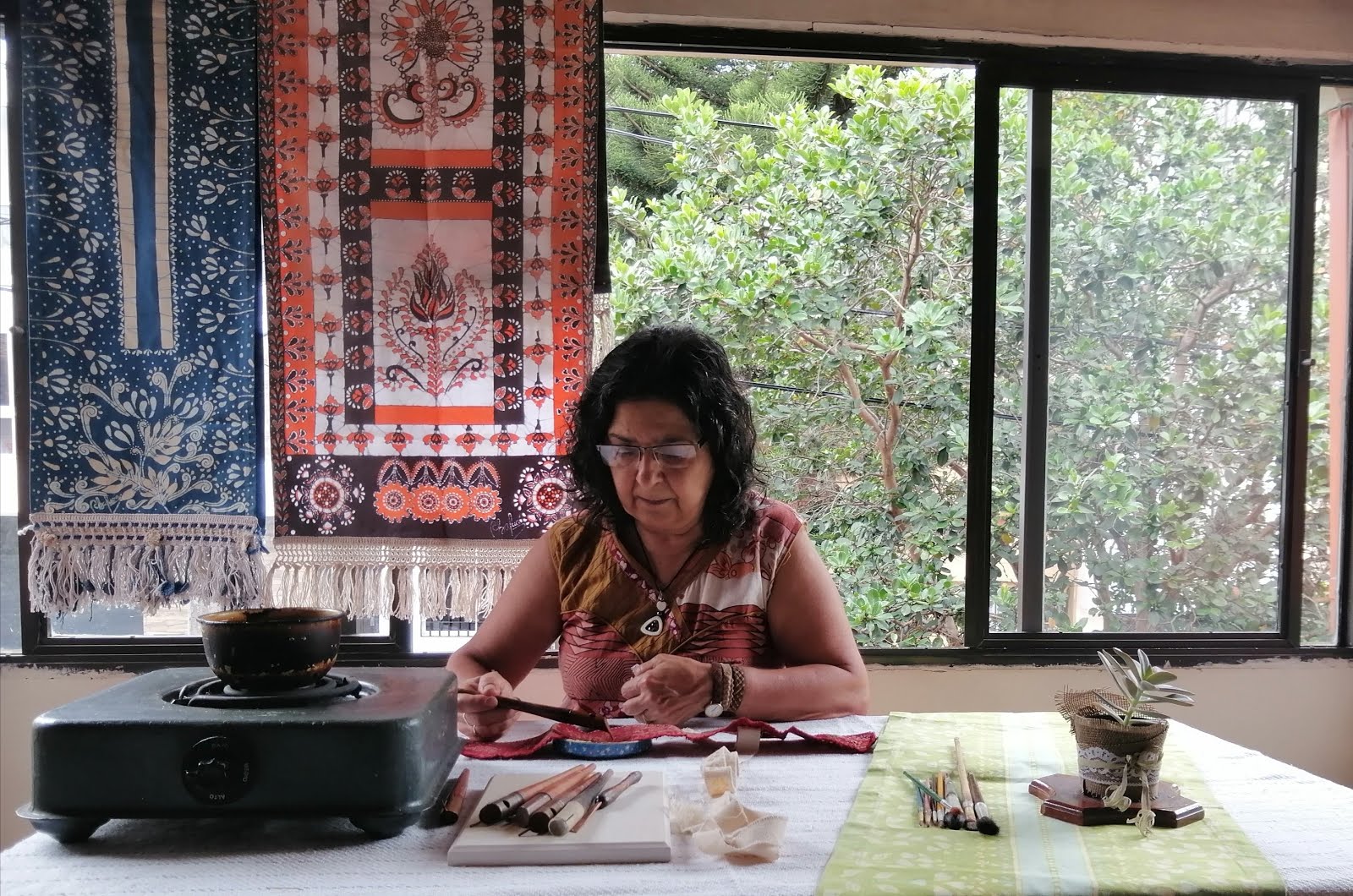 Artista de obras de arte y productos hechos a mano en técnica de Batik