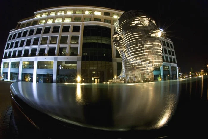 Metalmorphosis | Giant Rotating Heads by David Cerny