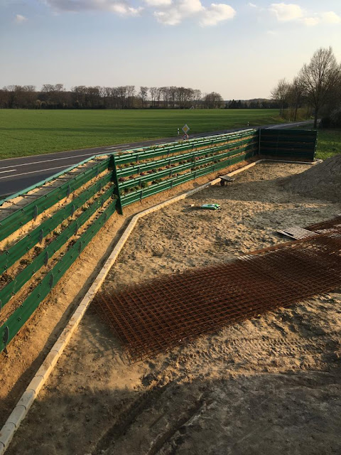 Hausbau Nadine, Max & Alex: Naturawall-Befplanzung schreitet voran...