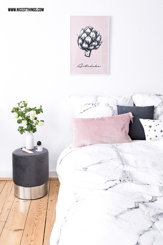 Schlafzimmer mit grauem Samthocker und Marmor Bettwäsche