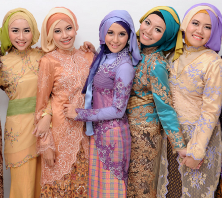 Model Busana Hijab Kebaya  Untuk  Wisuda  Modern  dan Terbaru 