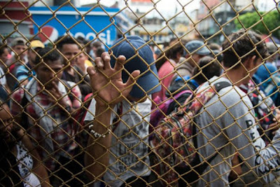 "No somos traficantes": Integrantes de la caravana de migrantes rompen cerco de Guatemala y cruzan a México