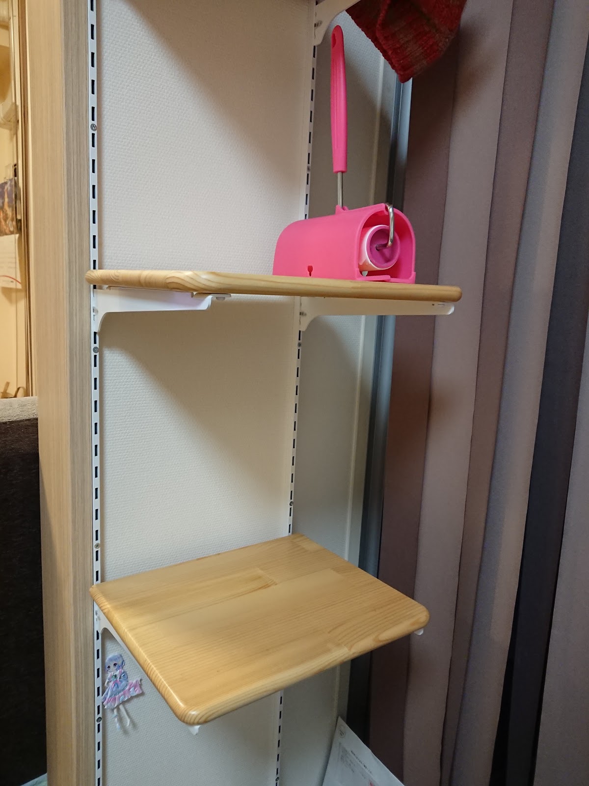 (DIY）棚柱（ロイヤル）で自宅マンションのリビングや寝室の壁に可動棚をつけた。スピーカーとか時計とか置けて便利。 まぐたの日記