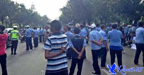 Sopir Angkot Tanah Abang Mogok Narik, Demo di Balai Kota DKI Sopir Angkot Tanah Abang Mogok Narik, Demo di Balai Kota DKI