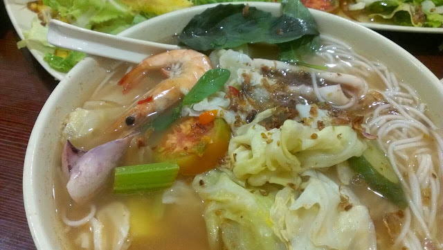 「越南河粉海鮮米線$80」這真的嚇死人的海鮮麵!!!超級大碗，建議多人一起分著吃，可別被它的價位給騙啦~