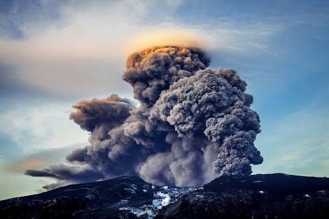Con enormes emisiones de CO2, El volcán Katla de Islandia se prepara para la erupción. Con enormes emisiones de CO2, El volcán Katla de Islandia se prepara para la erupción.