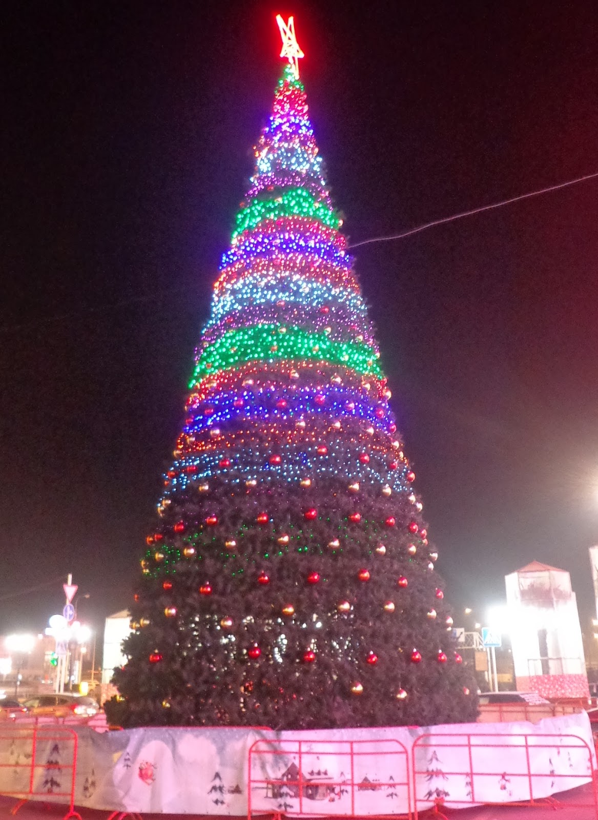 Харьков елка 2021. Ёлка на украине в 2014. Елка в вильнюсе 2022. Елка в 2014 году. Красная площадь парк зарядье новый год.