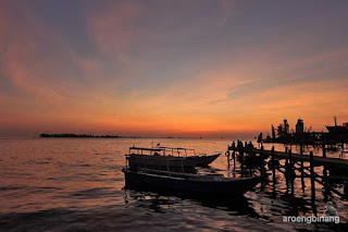 senja di dermaga kayu fort rotterdam makassar