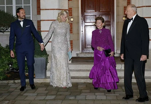 Kate Middleton wore Jenny Packham dress. Princess Eugenie wore Roland Mouret dress, Mette-Marit wore Tina Steffenakk Hermansen gown