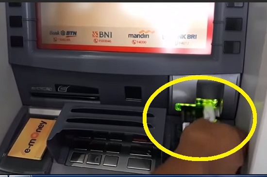 Memasukan Kartu ATM Mandiri Untuk Mengambil UangMemasukan Kartu ATM Mandiri Untuk Mengambil Uang Memasukan Kartu ATM Mandiri Untuk Mengambil Uang
