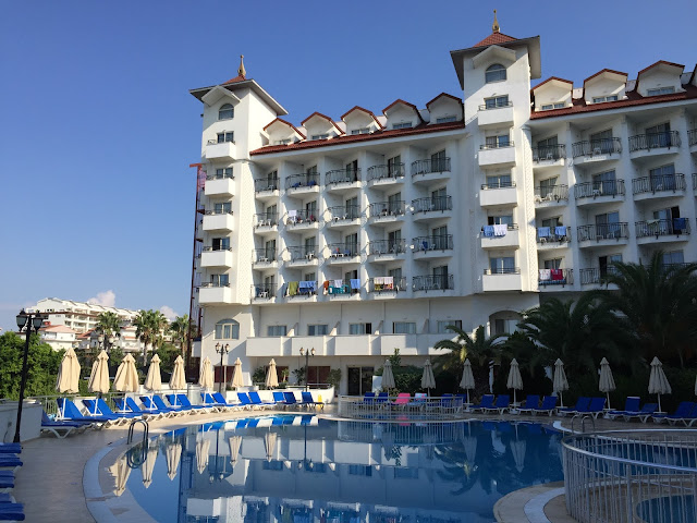 Side Serenis - Blick aufs Hotel vom Pool aus Side Serenis - Blick aufs Hotel vom Pool aus
