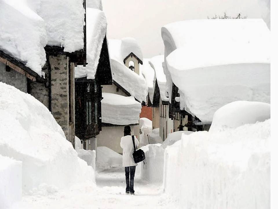 молодежь москвы в снегу. Snowfall music. Snow village красная. Train station in snow. финские лыжи.