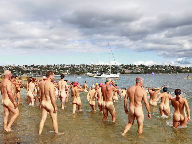 Centenas de pessoas nadam nuas na Austrália