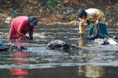 Pollution images info -  water pollution image in the river Citarum
