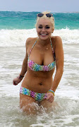 Mostrando su excelente figura en un sexy bikini, Lindsay Lohan golpeó la .