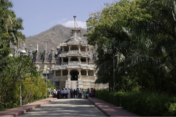 INDIA 2011: First glance at the exquisite white marble temple