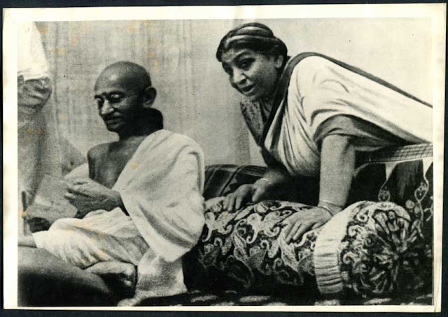 Mahatma+Gandhi+and+Sarojini+Naidu+at+1942+AICC+Session