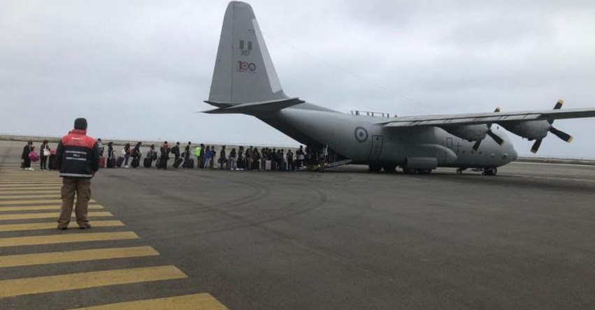 100 escolares y docentes retornaron de Ecuador en avión de la FAP, informó el Ministerio de Educación 100 escolares y docentes retornaron de Ecuador en avión de la FAP, informó el Ministerio de Educación