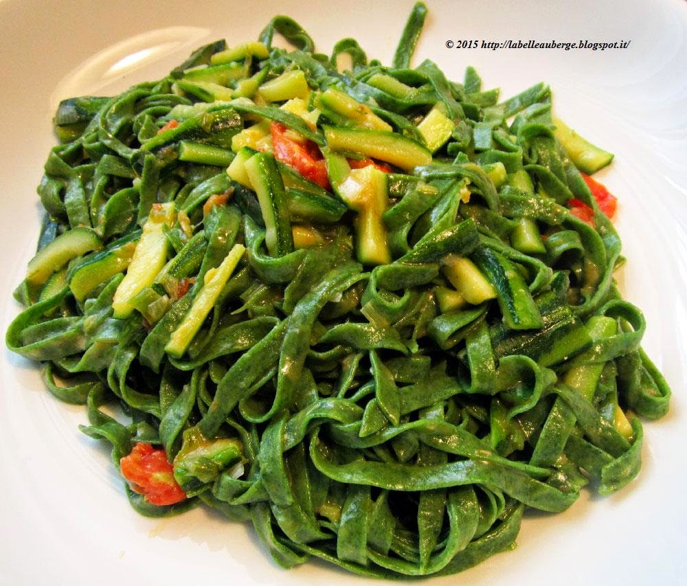 La Belle Auberge: Tagliatelle verdi con zucchine e pomodorini