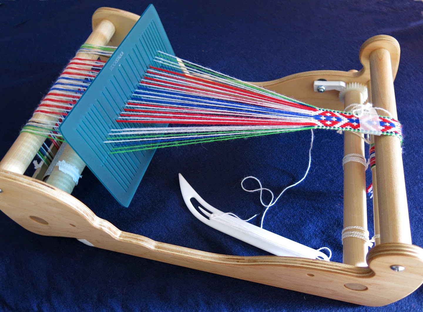 Durham Weaver Weaving patterned bands.