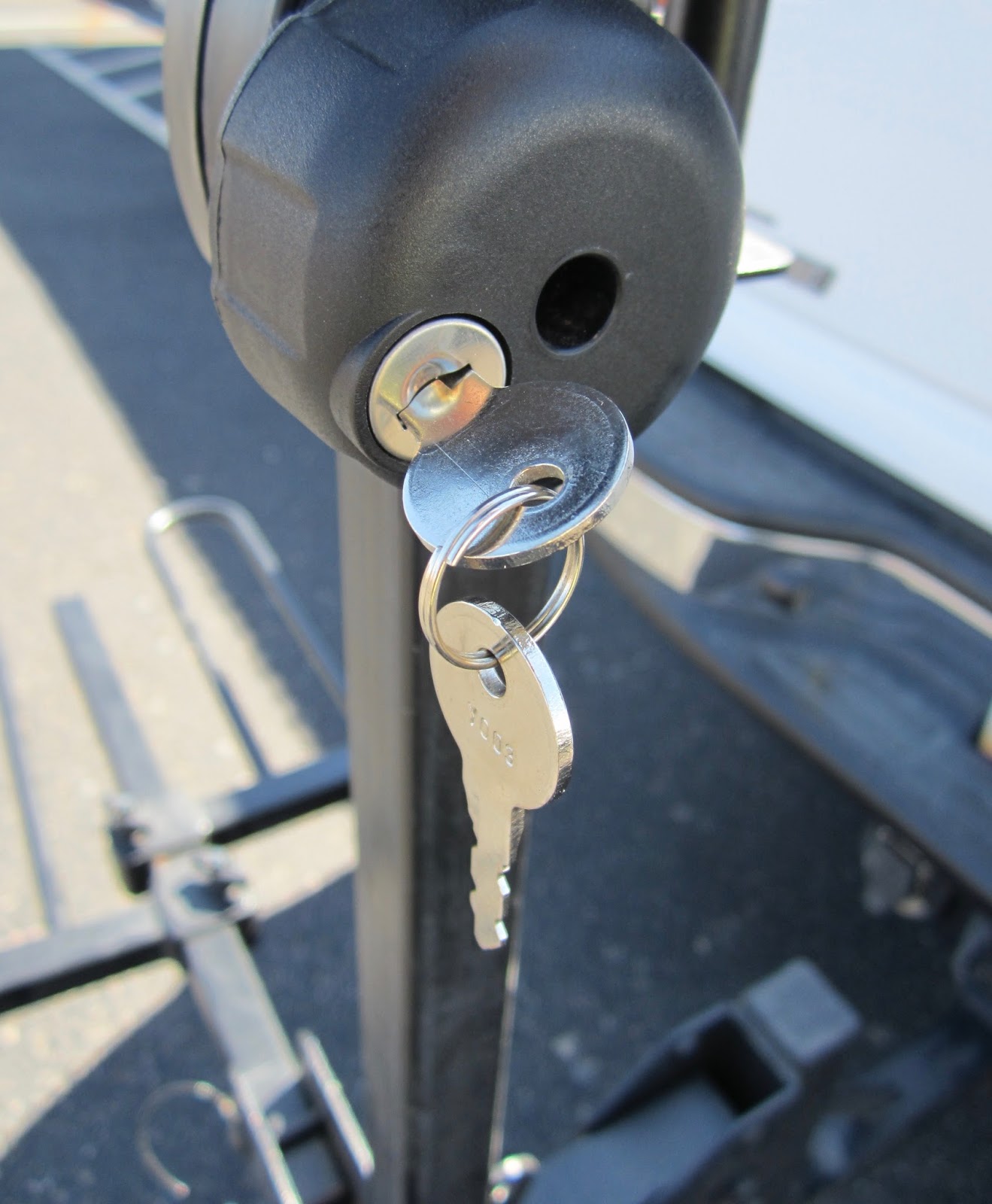 Living in THE BIG RING CURT TrayStyle Bike Rack Locking Knobs 18090