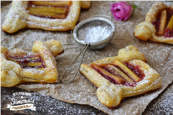 Mini tarte cu dulceata de trandafir si rubarba